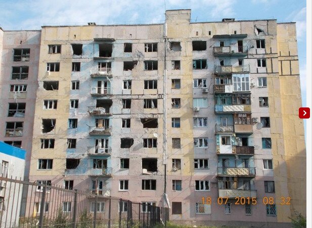 Последствия обстрела жилого дома на окраине украинской Авдеевки