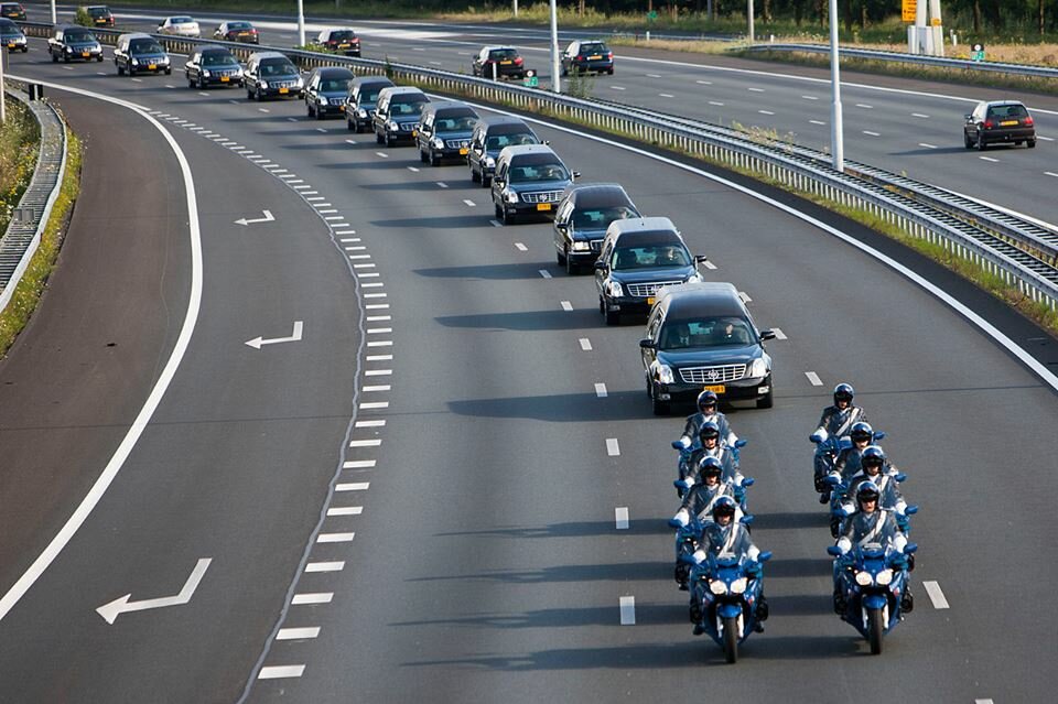Нидерланды: перевозка останков тел погибших пассажиров рейса МН17. Движение остального транспорта перекрыто