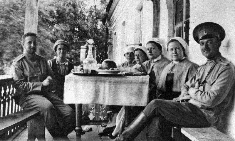 Приемная мать Отто Фишера (женщина крайняя справа) фото 1905 года из семейного архива