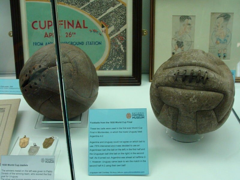 Мячи финального матча ЧМ-1930. Слева — аргентинский, справа — уругвайский мяч.