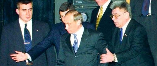 Фото: Алексей Дюмин среди охранников Владимира Путина (крайний слева) в 2000 году