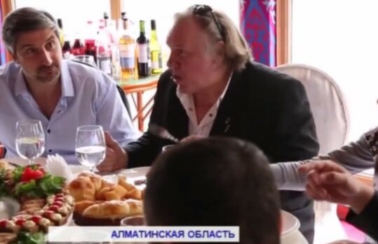 Фото: Депардье в Казахстане во время посещения ресторана "АлмаСай", апрель 2016г.