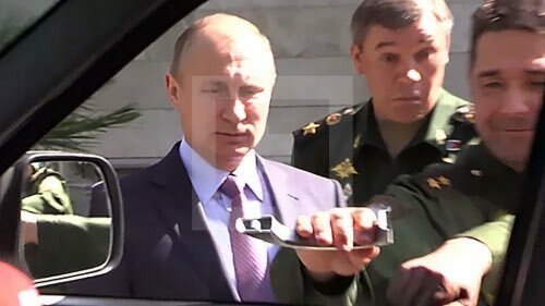 Путин, УАЗ и оторванная ручка