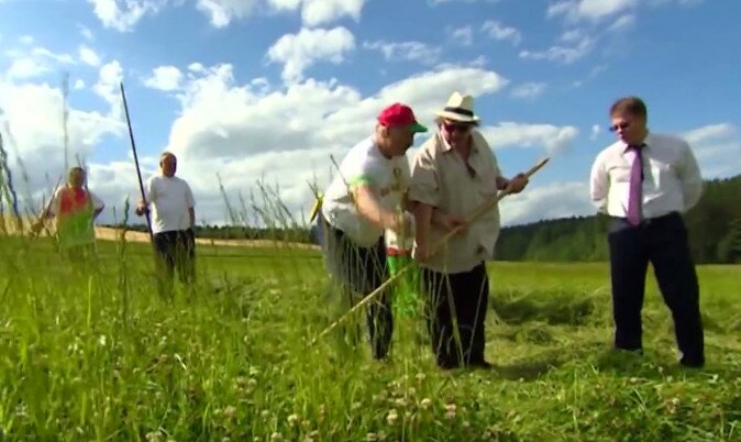 Жерар Депардье и президент Лукашенко в Беларуси косят траву