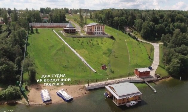 Фото: причал и гостевой дом в резиденции Дмитрия Медведева
