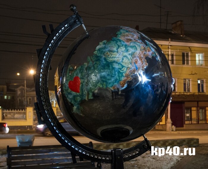 Россия на глобусе - памятник в Калуге