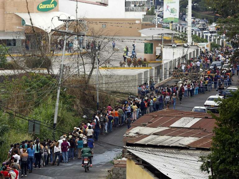 Венесуэла: очередь за туалетной бумагой